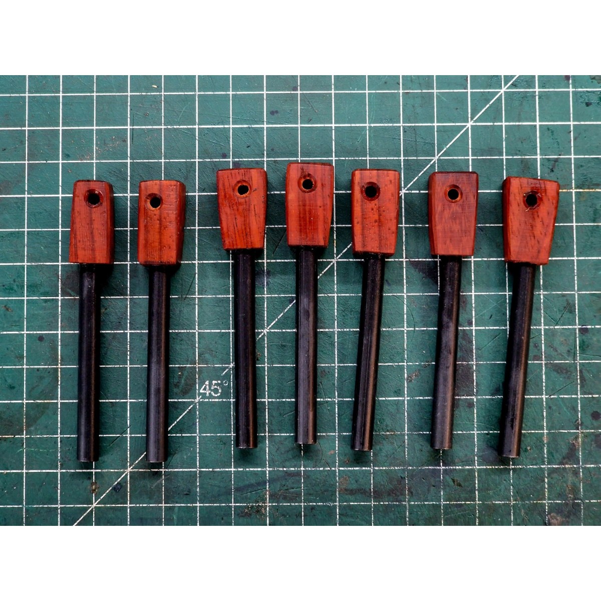 Krzesiwo magnezowe 8×80 mm z drewnianą rękojeścią Padouk | Żywioły Craft