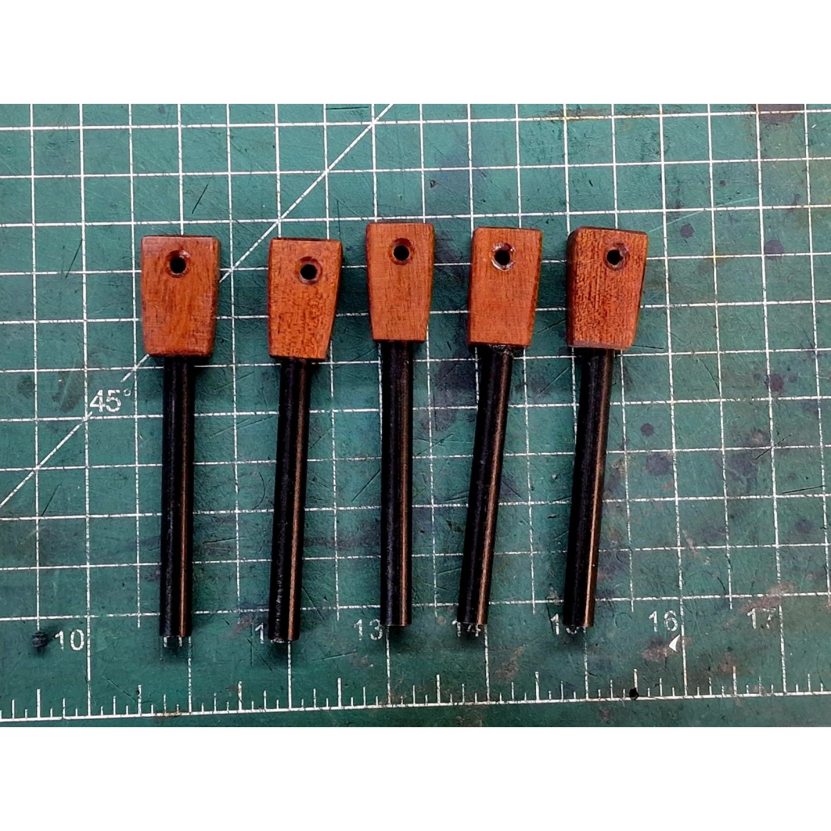 Krzesiwo magnezowe 8×80 mm z drewnianą rękojeścią Mahoń | Żywioły Craft